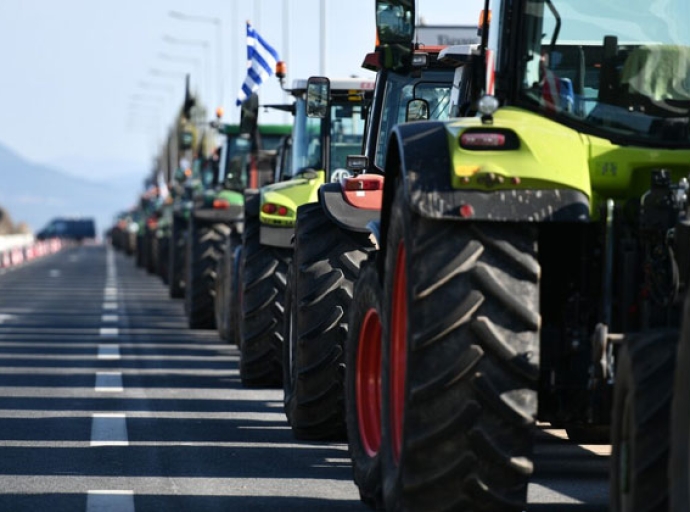 Αγρότες: Τα τρακτέρ στους δρόμους, τα πρώτα μπλόκα το μεσημέρι