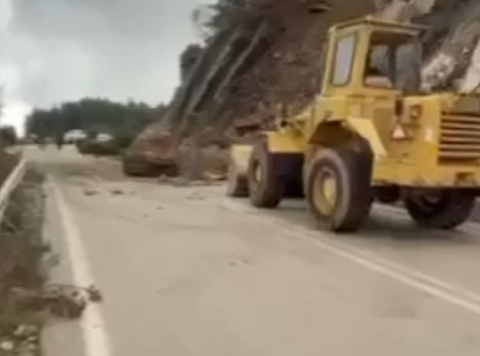 Άνοιξε ο δρόμος Αγρίνιο – Καρπενήσι μετά την άμεση κινητοποίηση των τεχνικών υπηρεσιών της περιφέρειας