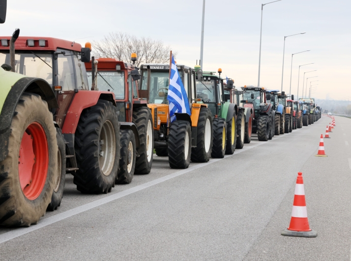 Παραμένουν στα μπλόκα αγρότες και κτηνοτρόφοι της δυτικής Ελλάδας – Ποιοι δρόμοι είναι κλειστοί