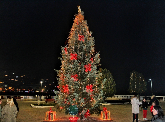 Με μουσική, χορό και δράσεις για τα παιδιά η φωταγώγηση του χριστουγεννιάτικου δέντρου στην κεντρική πλατεία Αμφιλοχίας