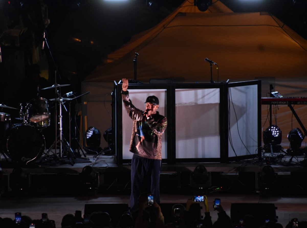 Χριστούγεννα στο Αγρίνιο με ρυθμό… Saske και πλήθος νεολαίας