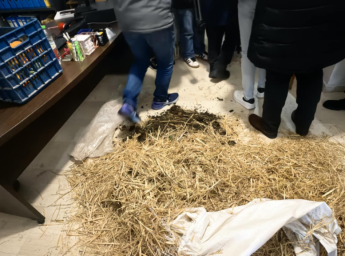 Αγρίνιο: Κοπριά, σανός και πορτοκάλια τα «δώρα» που έκαναν οι αγρότες στους κυβερνητικούς βουλευτές 