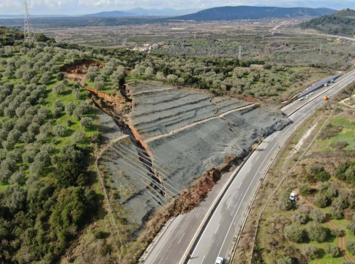 Τρεις μήνες κλειστή η Ιόνια Οδός προς Αντίρριο στο ύψος της κατολίσθησης