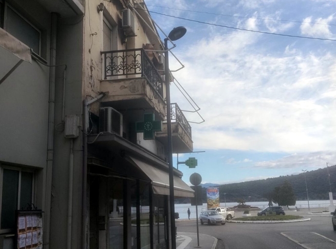 Αμφιλοχία: Νέος στύλος φωτισμού περνά μέσα από… τέντα σπιτιού 